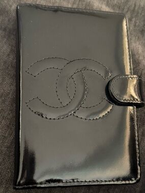 CHANEL authentic black patent leather agenda cardholder with Ashford paper. EUC